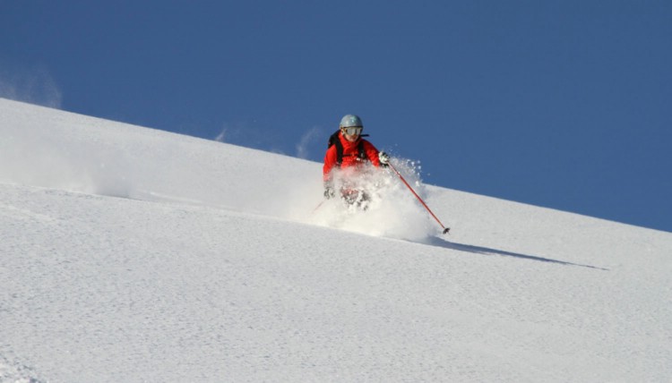 Ulrika åker på Voitasriita. 28 Mars 2011, Heliski Riksgränsen. Foto: Andreas Bengtsson