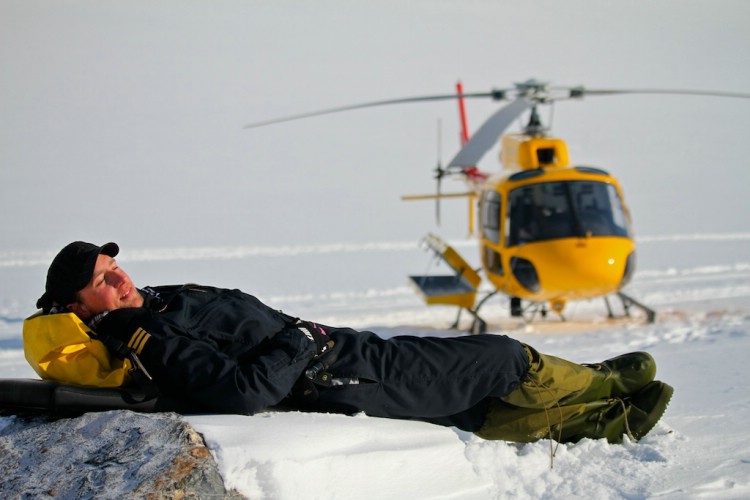 Hårt arbete på Heliski Riksgränsen. Foto: Carl Lundberg