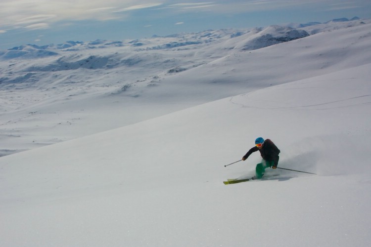 Skidlärare Mette kör heli på Korsatjokka syd. Foto: Carl Lundberg