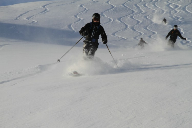 Puderåkning, Heliski Riksgränsen. Foto: Andreas Bengtsson